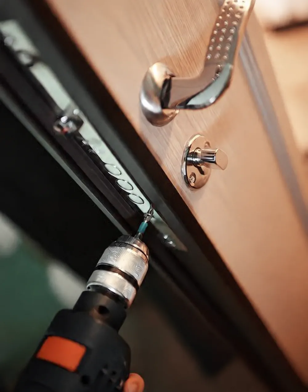 Serrurier Pesquier lors d'une installation de serrure sur porte blindée